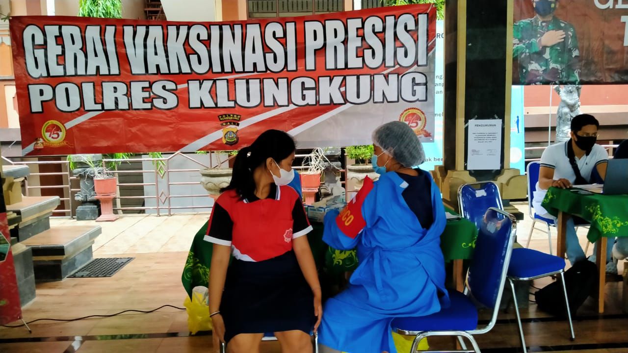 podiumnews.com-TNI-Polri Vaksinasi Anak Usia 12-17 Tahun di SMA Pariwisata Saraswati